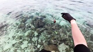 Морская рыбалка на Мальдивах в водах полных grouper тропический остров и тёплое синее море