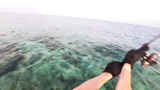 Морская рыбалка на Мальдивах в водах полных grouper тропический остров и тёплое синее море