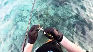 Морская рыбалка на Мальдивах в водах полных grouper тропический остров и тёплое синее море