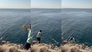 Рыбалка в Salalah арабский берег океанская волна и спокойные забросы под закат солнца