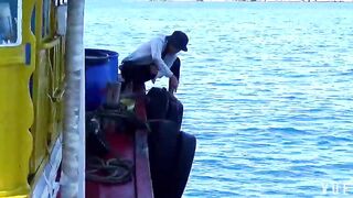 Рыбалка у узкого входа в Cam Ranh Bay сильное течение и выход рыбы к камням