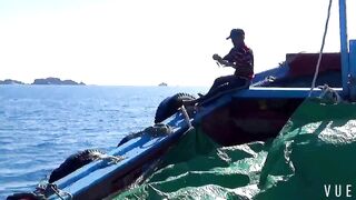 Рыбалка у узкого входа в Cam Ranh Bay сильное течение и выход рыбы к камням