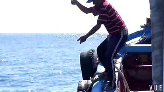 Рыбалка у узкого входа в Cam Ranh Bay сильное течение и выход рыбы к камням