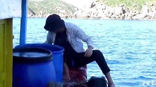 Рыбалка у узкого входа в Cam Ranh Bay сильное течение и выход рыбы к камням