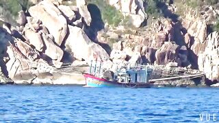 Рыбалка у узкого входа в Cam Ranh Bay сильное течение и выход рыбы к камням