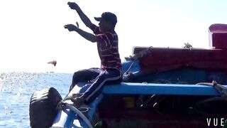 Рыбалка у узкого входа в Cam Ranh Bay сильное течение и выход рыбы к камням