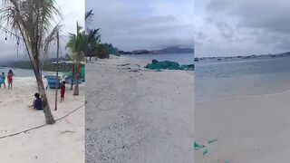 Пляж лобстеров в Cam Ranh Вьетнам, свежие морепродукты и лодки возвращаются с ночной рыбалки