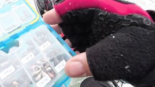 Опасная рыбалка по первому льду - протока дышит, но щука окунь и судак не дают уйти домой рано