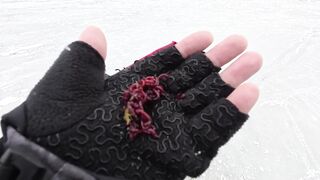 Опасная рыбалка по первому льду - протока дышит, но щука окунь и судак не дают уйти домой рано