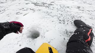 Опасная рыбалка по первому льду - протока дышит, но щука окунь и судак не дают уйти домой рано