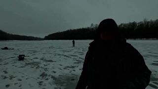 Опасная рыбалка по первому льду - протока дышит, но щука окунь и судак не дают уйти домой рано