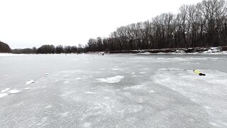 Опасная рыбалка по первому льду - протока дышит, но щука окунь и судак не дают уйти домой рано