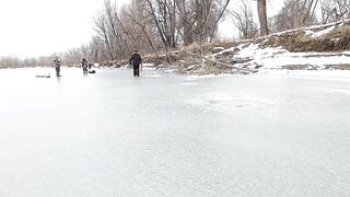 Опасная рыбалка по первому льду - протока дышит, но щука окунь и судак не дают уйти домой рано