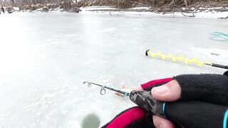 Опасная рыбалка по первому льду - протока дышит, но щука окунь и судак не дают уйти домой рано