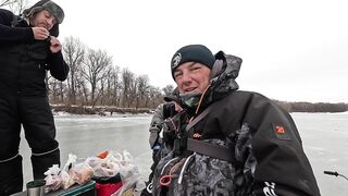 Опасная рыбалка по первому льду - протока дышит, но щука окунь и судак не дают уйти домой рано