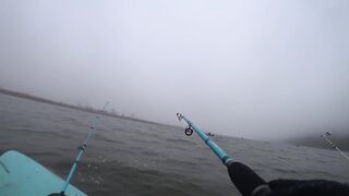 Лещи по килограмму гнут удочки под воду, рыбалка с лодки 2025 когда клюёт один за другим