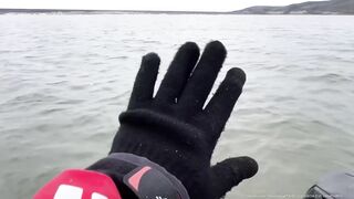 Лещи по килограмму гнут удочки под воду, рыбалка с лодки 2025 когда клюёт один за другим