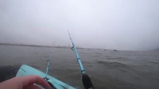 Лещи по килограмму гнут удочки под воду, рыбалка с лодки 2025 когда клюёт один за другим