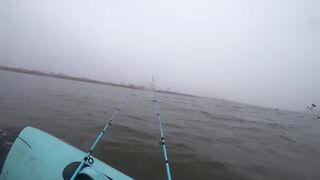 Лещи по килограмму гнут удочки под воду, рыбалка с лодки 2025 когда клюёт один за другим