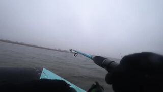 Лещи по килограмму гнут удочки под воду, рыбалка с лодки 2025 когда клюёт один за другим