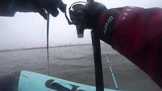 Лещи по килограмму гнут удочки под воду, рыбалка с лодки 2025 когда клюёт один за другим
