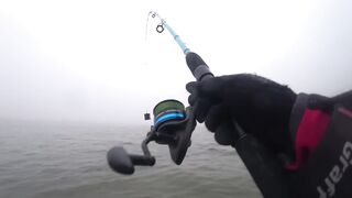 Лещи по килограмму гнут удочки под воду, рыбалка с лодки 2025 когда клюёт один за другим