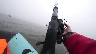 Лещи по килограмму гнут удочки под воду, рыбалка с лодки 2025 когда клюёт один за другим