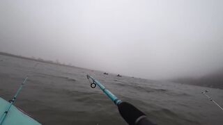 Лещи по килограмму гнут удочки под воду, рыбалка с лодки 2025 когда клюёт один за другим