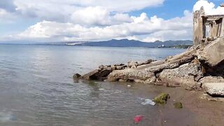 В Talisay Cebu море и рыба по настоящему свежие рыбачим сетями прямо у берега города