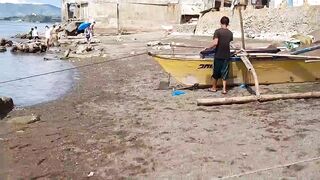 В Talisay Cebu море и рыба по настоящему свежие рыбачим сетями прямо у берега города