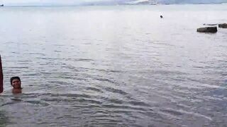 В Talisay Cebu море и рыба по настоящему свежие рыбачим сетями прямо у берега города