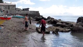 В Talisay Cebu море и рыба по настоящему свежие рыбачим сетями прямо у берега города
