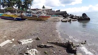 В Talisay Cebu море и рыба по настоящему свежие рыбачим сетями прямо у берега города