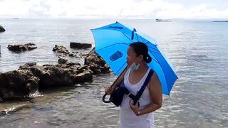 В Talisay Cebu море и рыба по настоящему свежие рыбачим сетями прямо у берега города