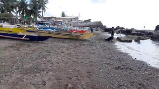 В Talisay Cebu море и рыба по настоящему свежие рыбачим сетями прямо у берега города