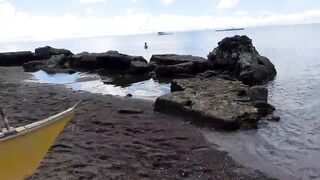 В Talisay Cebu море и рыба по настоящему свежие рыбачим сетями прямо у берега города