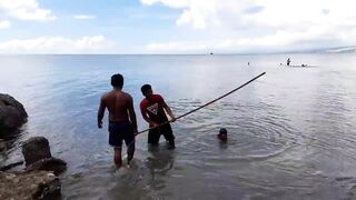 В Talisay Cebu море и рыба по настоящему свежие рыбачим сетями прямо у берега города