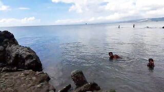 В Talisay Cebu море и рыба по настоящему свежие рыбачим сетями прямо у берега города