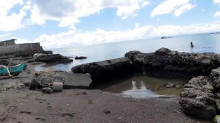 В Talisay Cebu море и рыба по настоящему свежие рыбачим сетями прямо у берега города