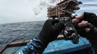 Jig под морской платформой Phan Thiet морская рыбалка на глубине возле буровой вышки