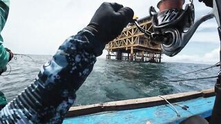 Jig под морской платформой Phan Thiet морская рыбалка на глубине возле буровой вышки