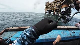 Jig под морской платформой Phan Thiet морская рыбалка на глубине возле буровой вышки