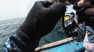 Jig под морской платформой Phan Thiet морская рыбалка на глубине возле буровой вышки