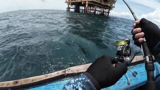 Jig под морской платформой Phan Thiet морская рыбалка на глубине возле буровой вышки