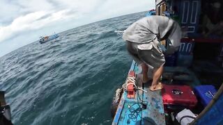 Jig под морской платформой Phan Thiet морская рыбалка на глубине возле буровой вышки