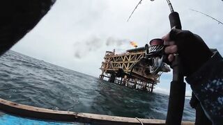 Jig под морской платформой Phan Thiet морская рыбалка на глубине возле буровой вышки