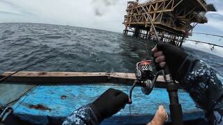 Jig под морской платформой Phan Thiet морская рыбалка на глубине возле буровой вышки