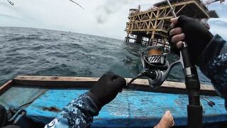 Jig под морской платформой Phan Thiet морская рыбалка на глубине возле буровой вышки