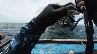 Jig под морской платформой Phan Thiet морская рыбалка на глубине возле буровой вышки