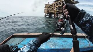Jig под морской платформой Phan Thiet морская рыбалка на глубине возле буровой вышки